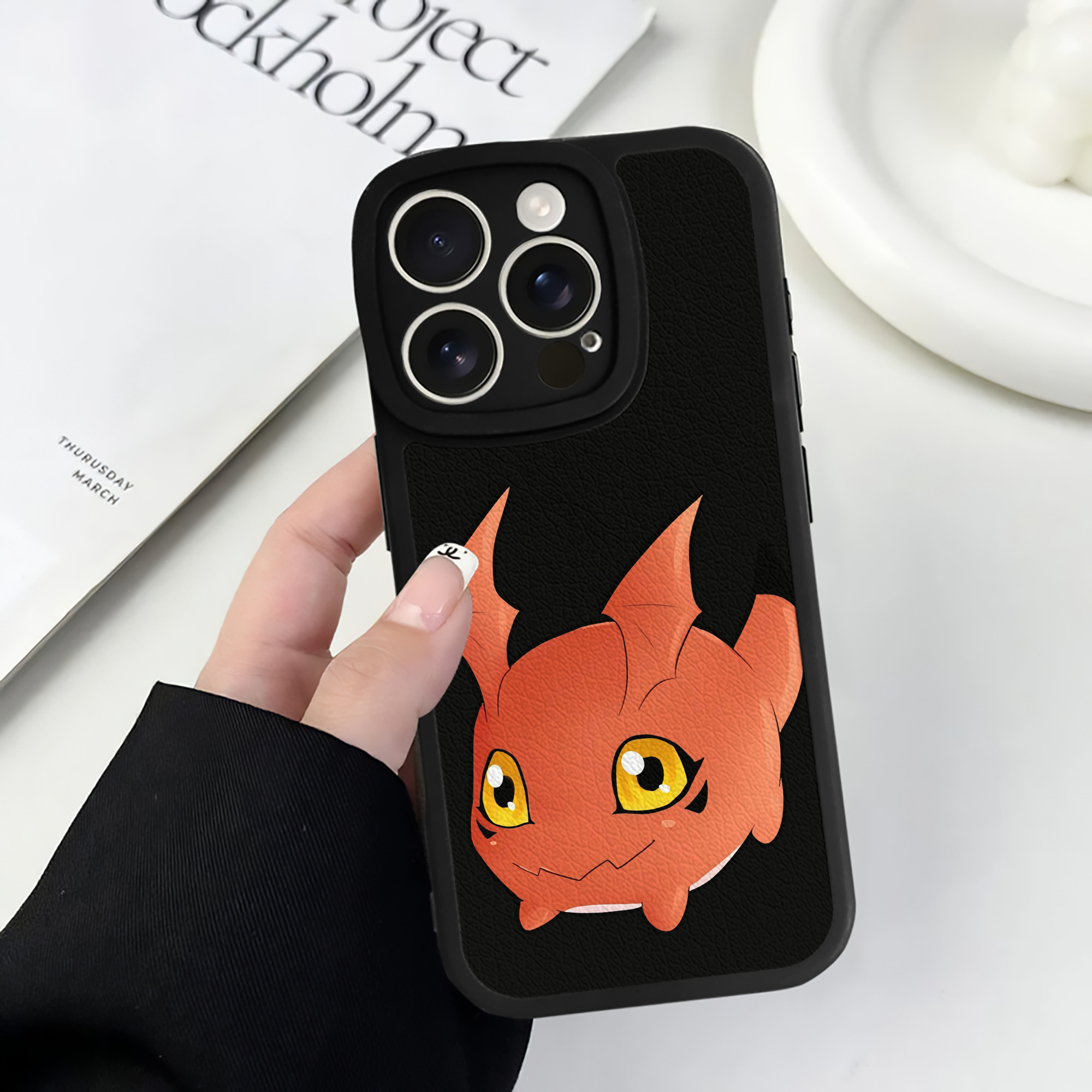 （画像用） Digimon デジタルモンスター/デジモン 【iPhone 16シリーズ対応】シリコンスマホケース（レザー調） 材質：シリコン